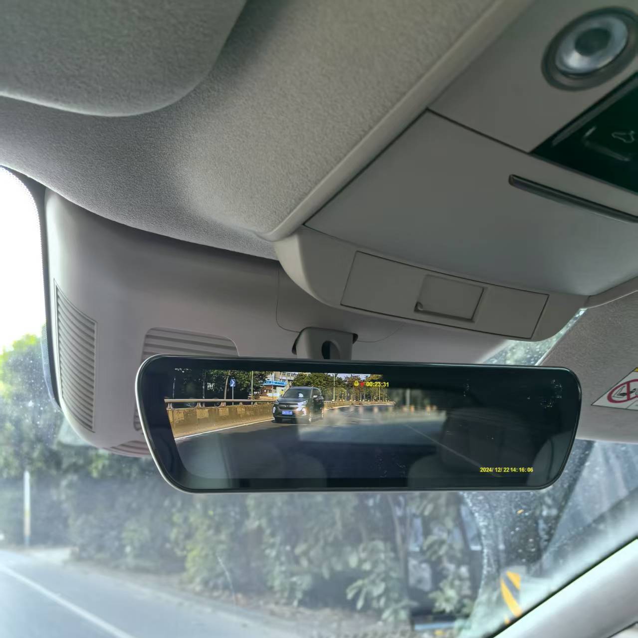 腾势d9原厂流媒体后视镜行车记录