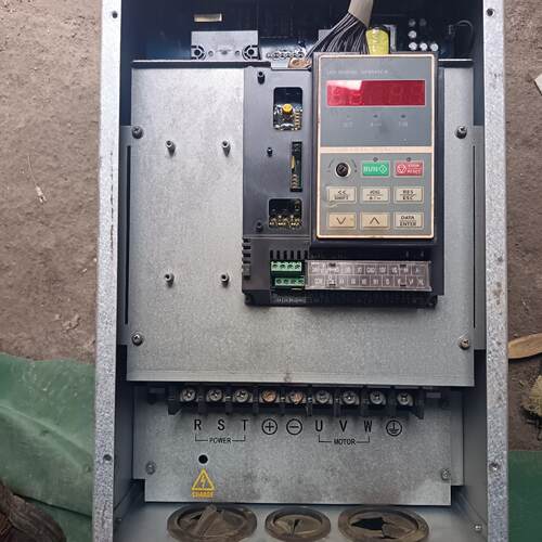 EM303B-022G/33P-3 易能变频器 22千瓦 工业调速设备议价维修