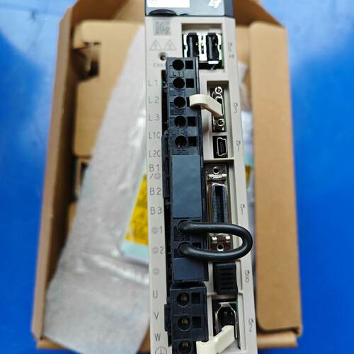 SGD7S-2R8A10A002 安川7系400W总线伺服驱动器 工控配件议价维修
