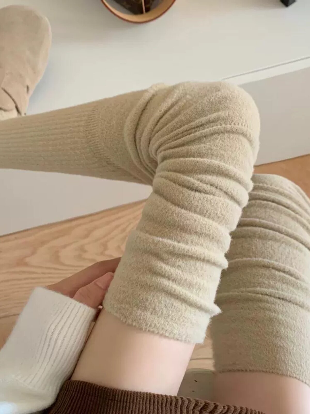 양말 고르는 법을 아느냐에 달렸다  [가을 겨울에는 따뜻하고 얇은 벨벳 니하이삭스가 부츠와 매치 가능하다.]