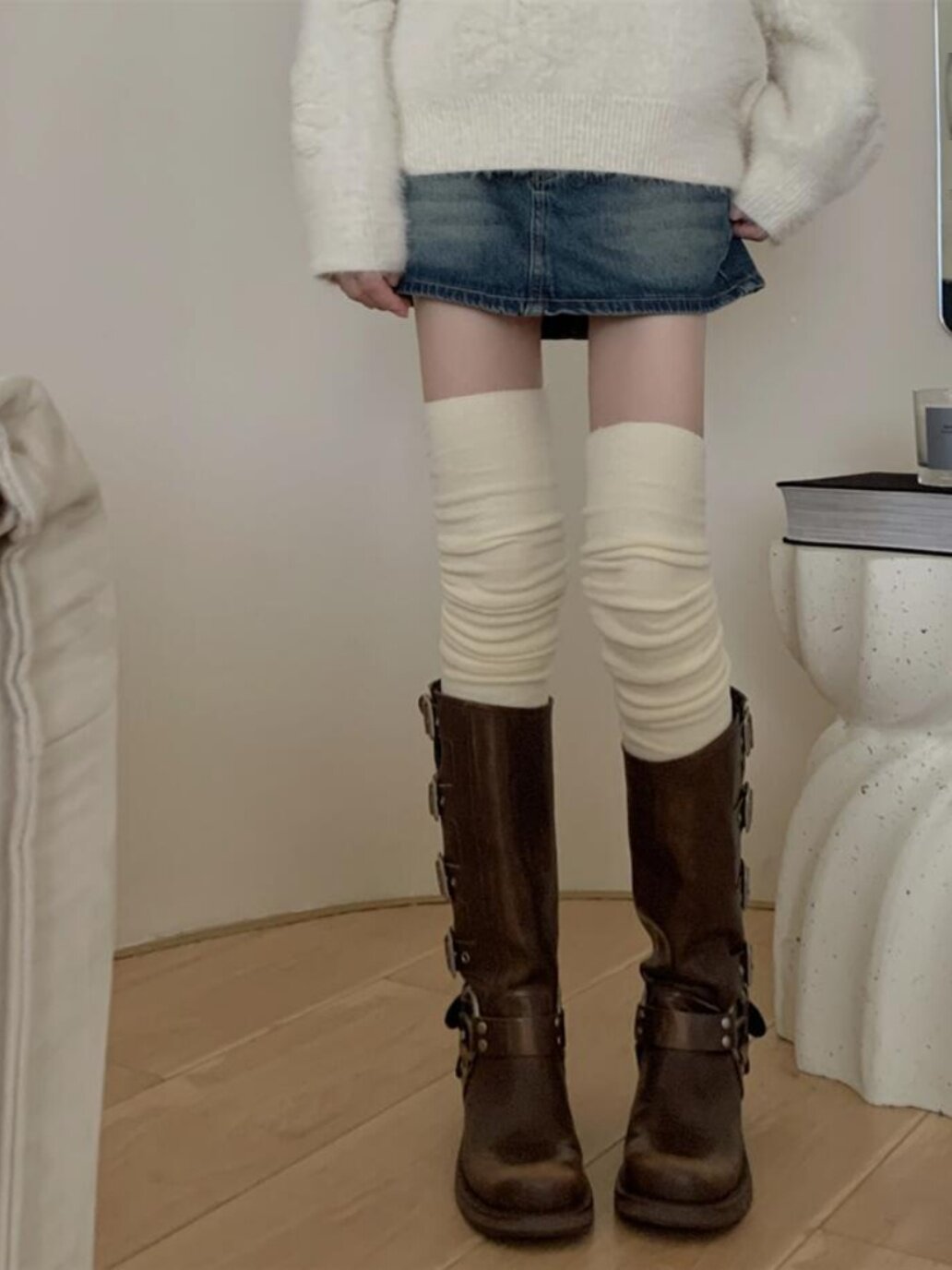 양말 고르는 법을 아느냐에 달렸다  [가을 겨울에는 따뜻하고 얇은 벨벳 니하이삭스가 부츠와 매치 가능하다.]