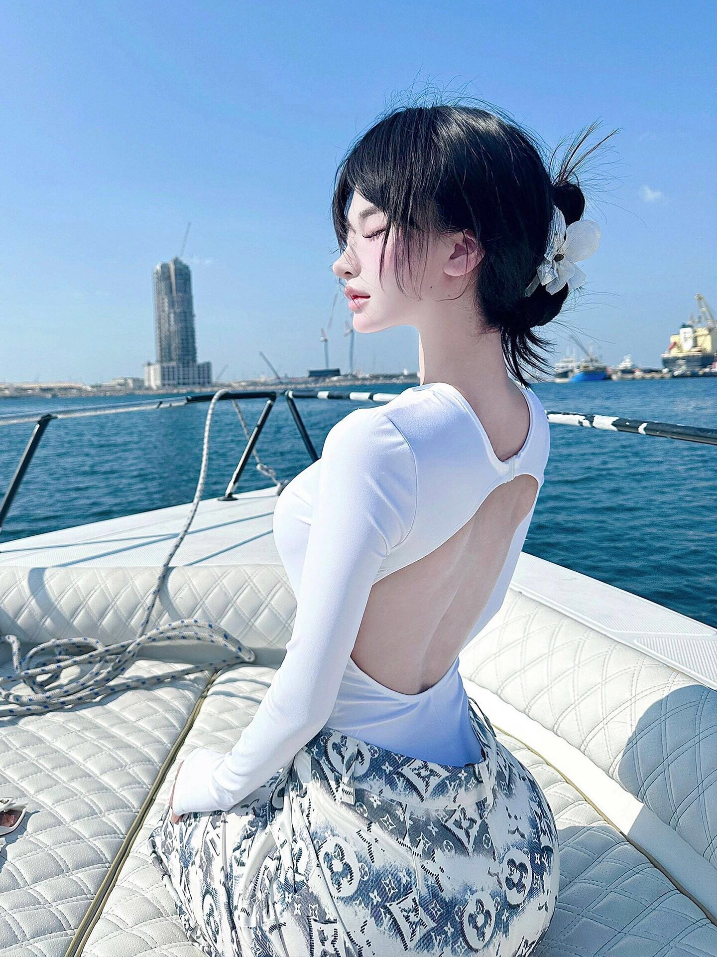露背长袖连体泳衣女防晒2026新款泡温泉度假沙滩修身显瘦