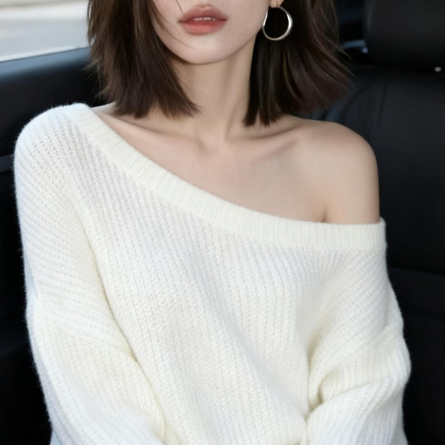 MONLOUVE韩系氛围感绝美白色斜肩长袖毛衣针织衫女秋冬款软糯宽松