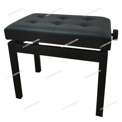 Levantando o tamborete do piano para jogar o teclado, único