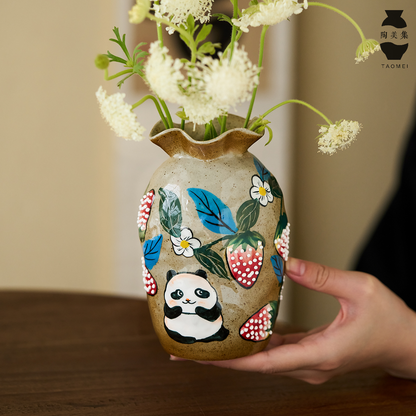 陶美集手绘草莓熊猫花器