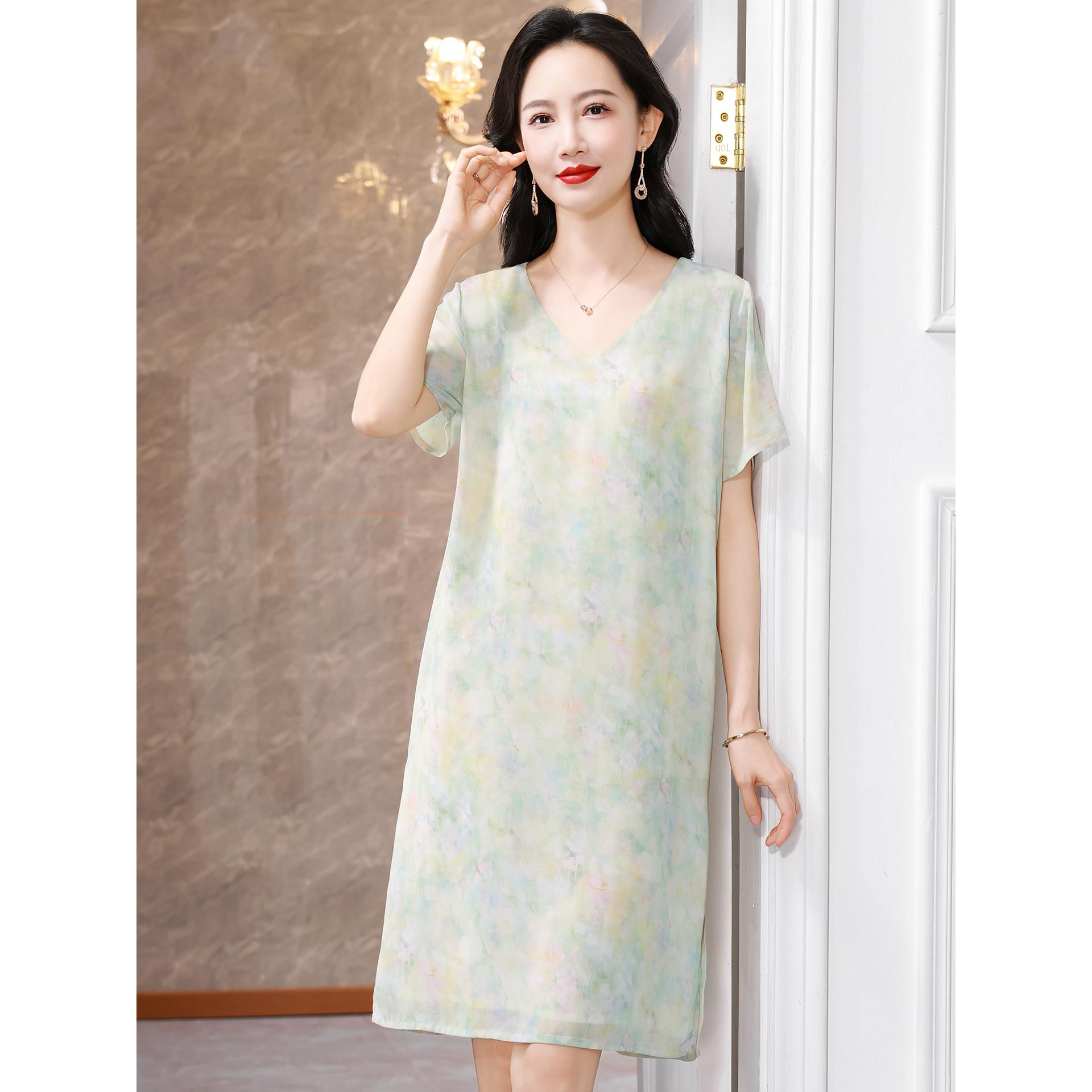 中老年妈妈V领桑蚕丝连衣裙女夏装气质显瘦宽松大码真丝碎花裙子