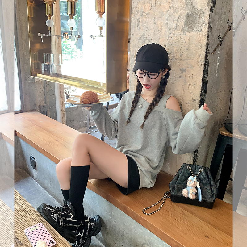 灰色小众设计感斜肩卫衣女早春宽松套头长袖无帽露肩上衣