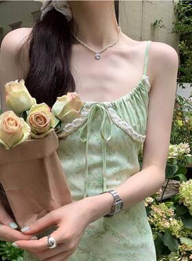 法式甜美超好看碎花吊带连衣裙女2026夏季新款花边拼接收腰长裙