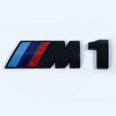适用宝马 F80 M1 后后备箱光泽黑色比赛铭牌徽章标志运动