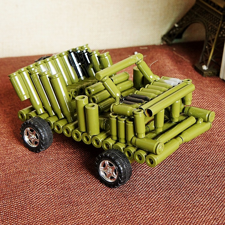 同学绿色越野车坦克模型子弹壳