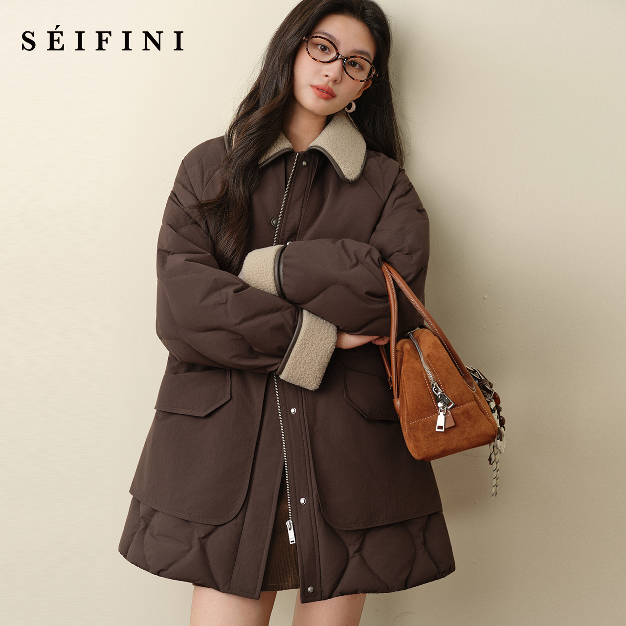 孟子义代言诗凡黎翻领巴恩风保暖外套25冬新款拼接羊羔毛领羽绒服