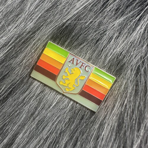 阿斯顿维拉足球俱乐部（Aston Villa FC）的“骄傲”Pride旗徽章
