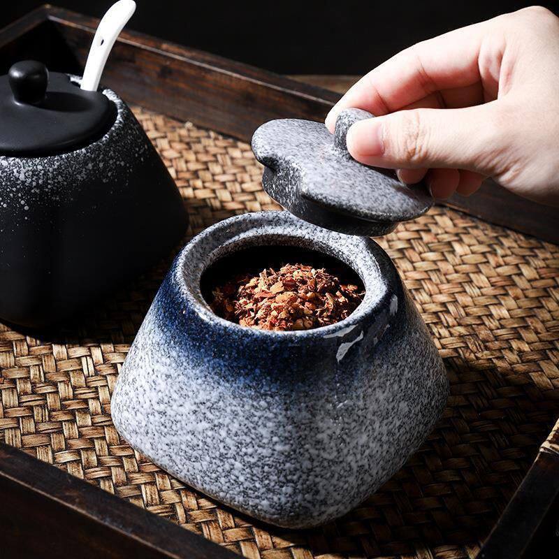 厨房家用辣椒罐子陶瓷盐罐调料罐调味罐调料盒带盖勺单个油泼辣子