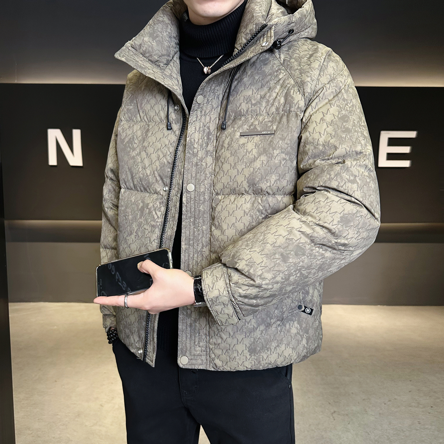 加厚羽绒服男冬季短款2025新款保暖防寒服连帽满印羽绒外套男冬装