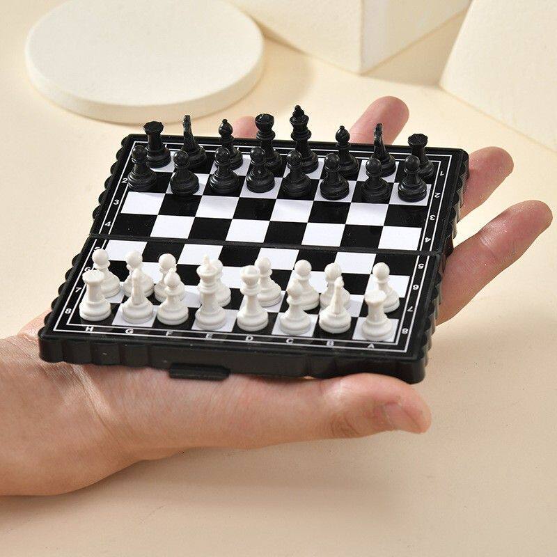 磁性国际象棋迷你便携小号象棋折叠旅行款黑白色儿童益智桌游玩具