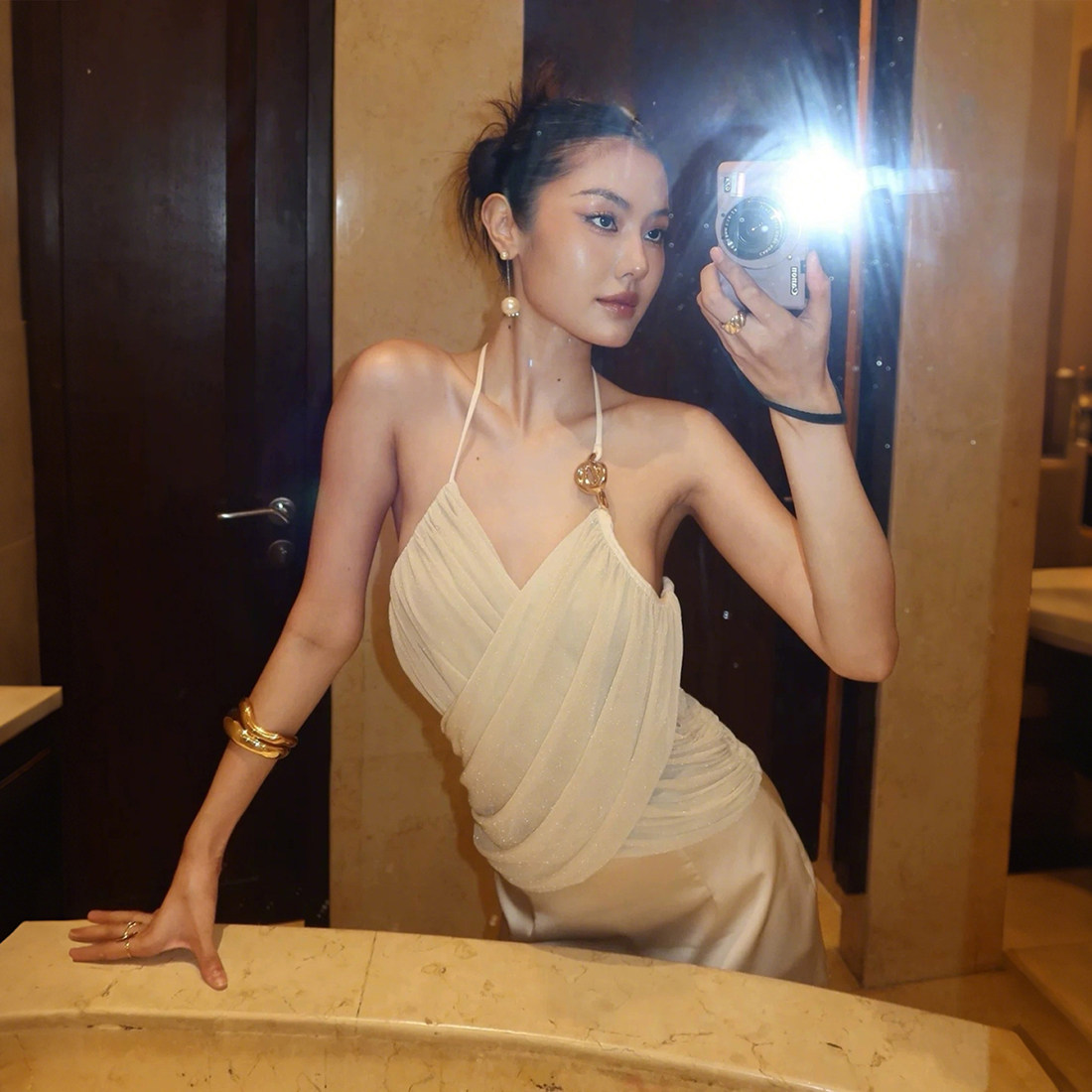 挂脖吊带背心约会心机露背上衣图片
