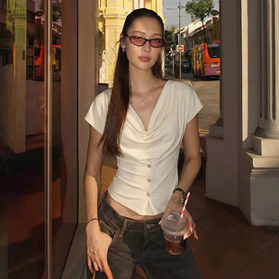 SylCue t恤单排扣显瘦短上衣 她泰风漫步街头多穿法荡领一字肩短袖