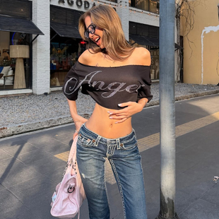 SylCue 甜酷辣妹风复古字母印花一字肩T恤女显瘦高腰露脐百搭上衣
