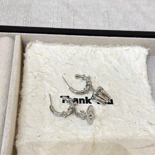 辣妹朋克不对称牙齿字母土星吊坠耳环女小众个性气质高级耳钉耳饰