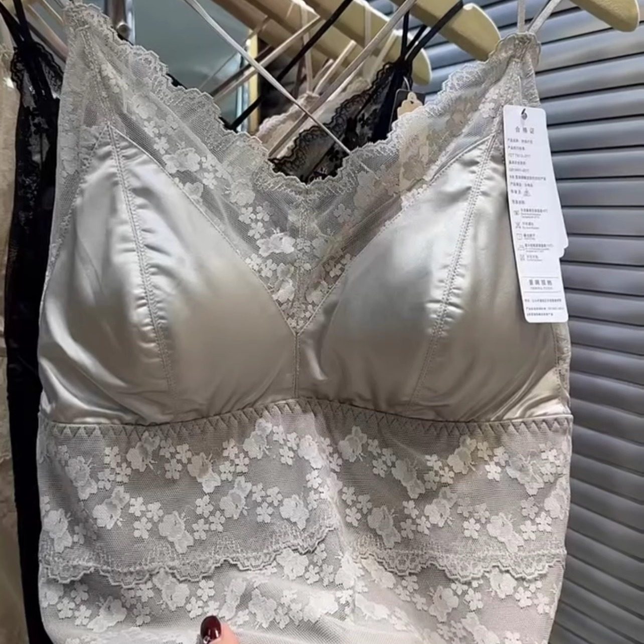 磨毛保暖背心带胸垫女文胸秋冬一体式缎面加厚蕾丝内衣女打底美背