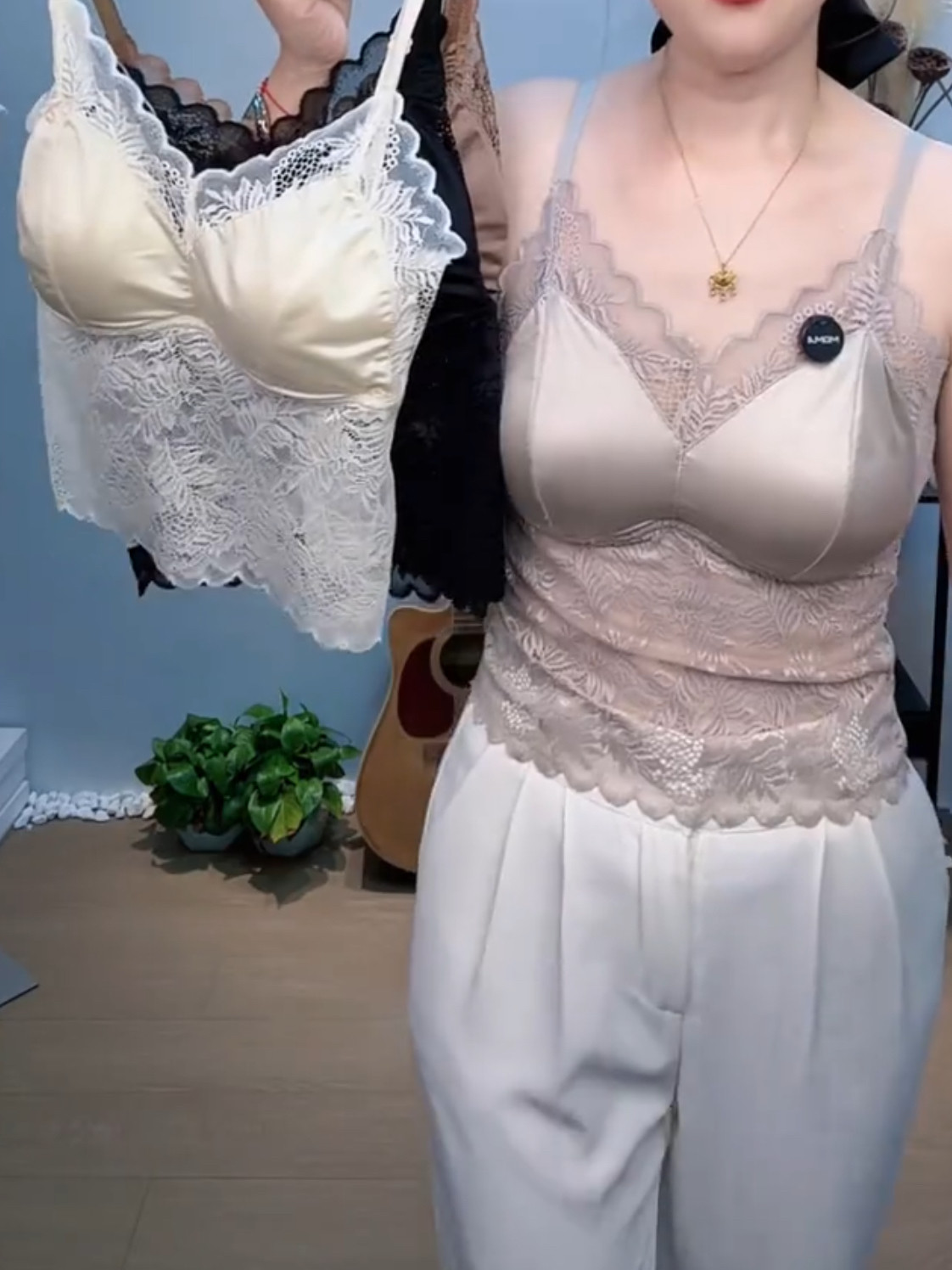 绝美背心女薄吊带蕾丝内搭打底辣妹带胸垫文胸固定杯美背内衣聚拢图片
