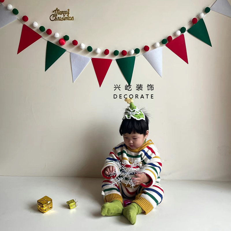 白红绿毛球串圣诞节毛绒球装饰圣诞树围绕挂饰墙壁背景布置装饰品