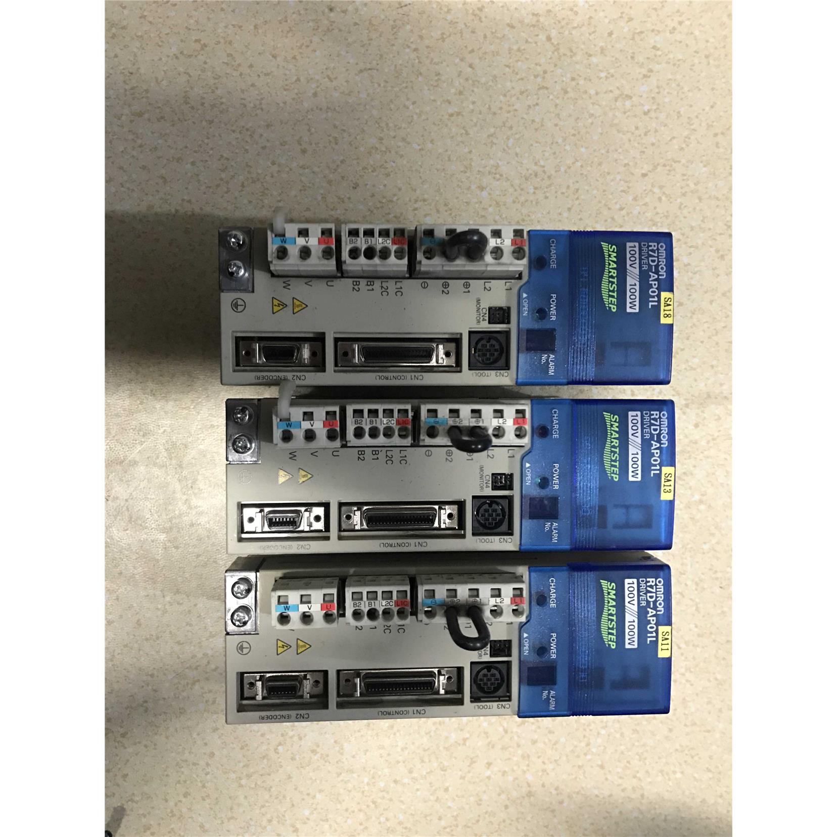 驱动器。R7D-AP01L.二手设备拆机。100V.100W.9成新。