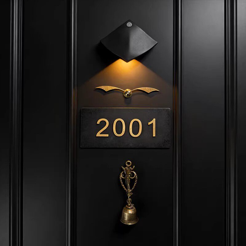 高级感家用创意纯铜铃铛感应灯入户门口牌装饰定制壁饰门牌号墙饰