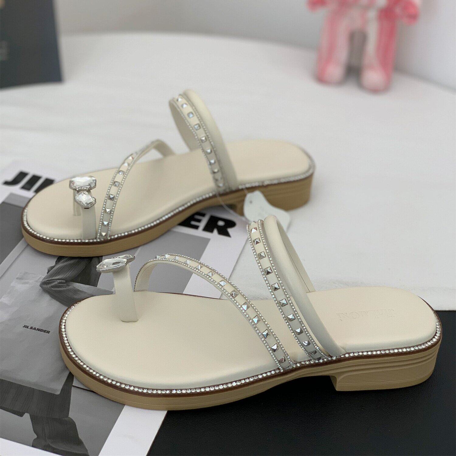 绝美水钻一字带凉鞋女2026夏季新款平底外穿仙女风夹趾一脚蹬凉拖