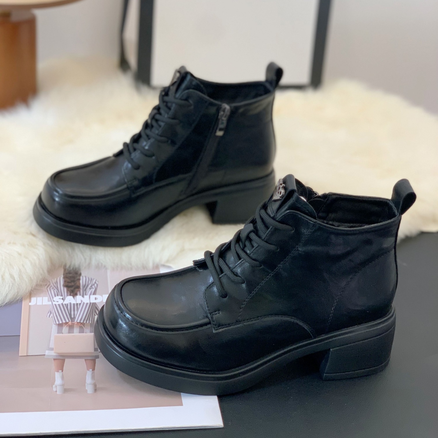 英伦时尚超火百搭前系带马丁靴女