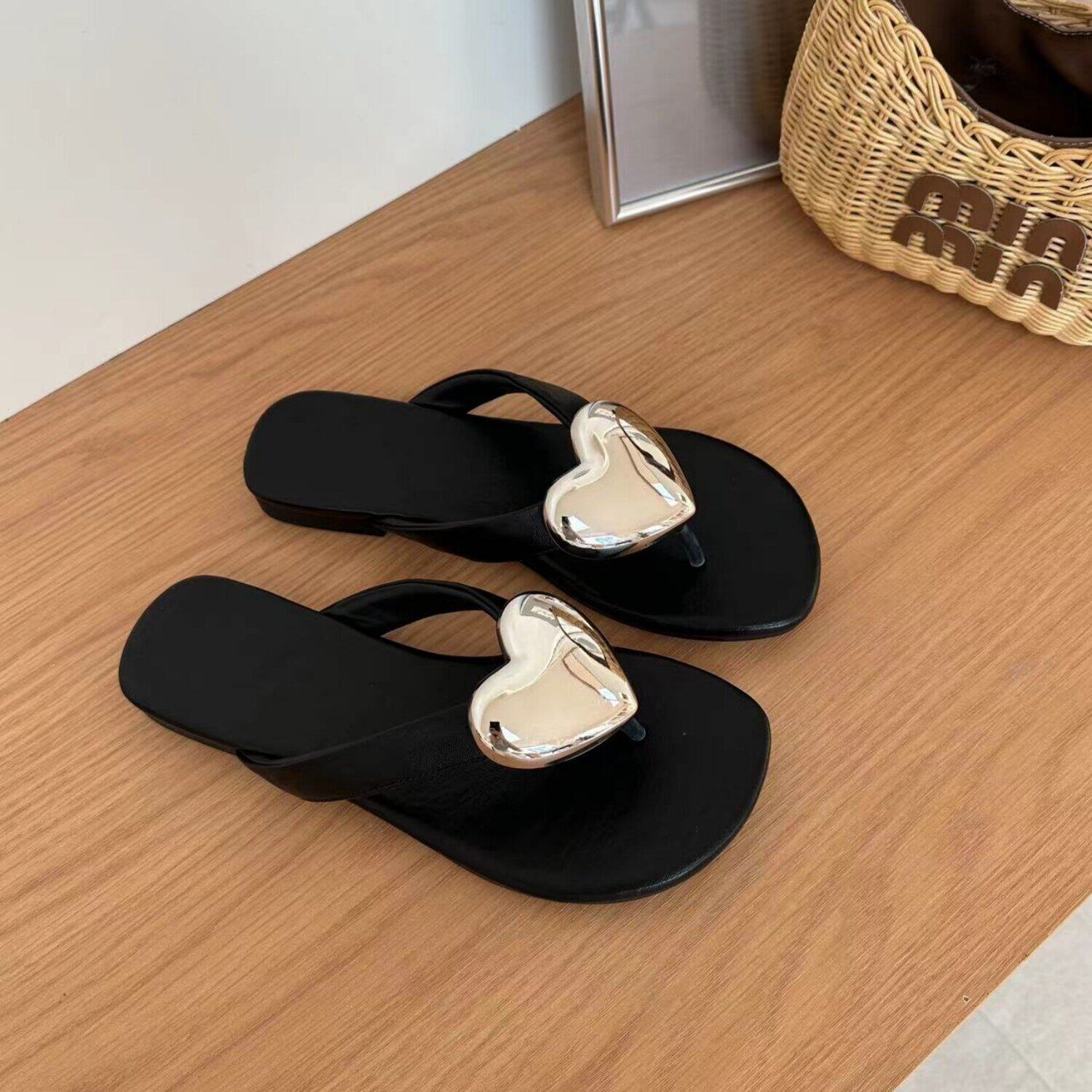韩版心形金属扣人字拖女2026夏季平底外穿舒适百搭甜美沙滩凉拖鞋