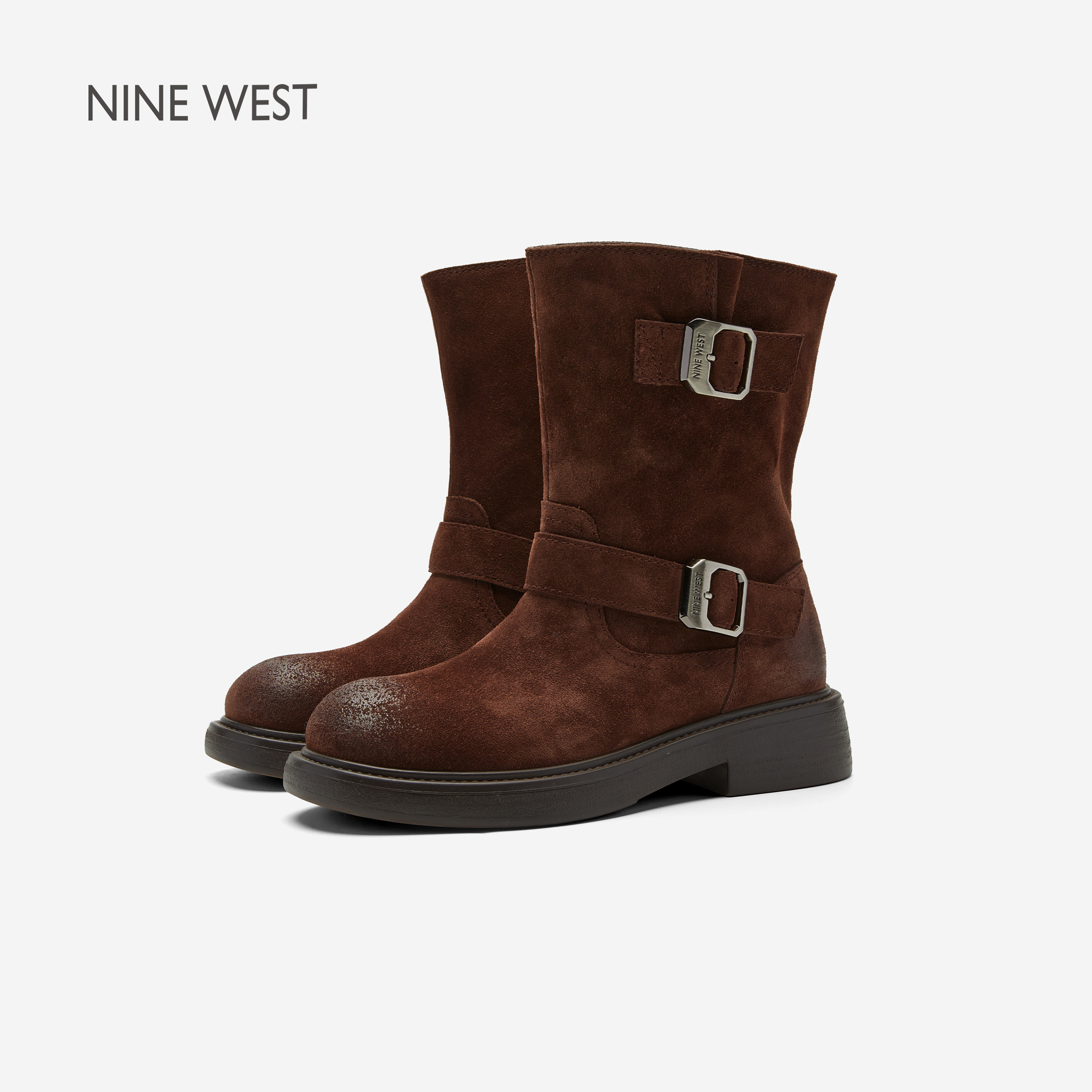 Nine West/玖熙新款2026秋冬棕色反绒皮双扣带中筒靴女