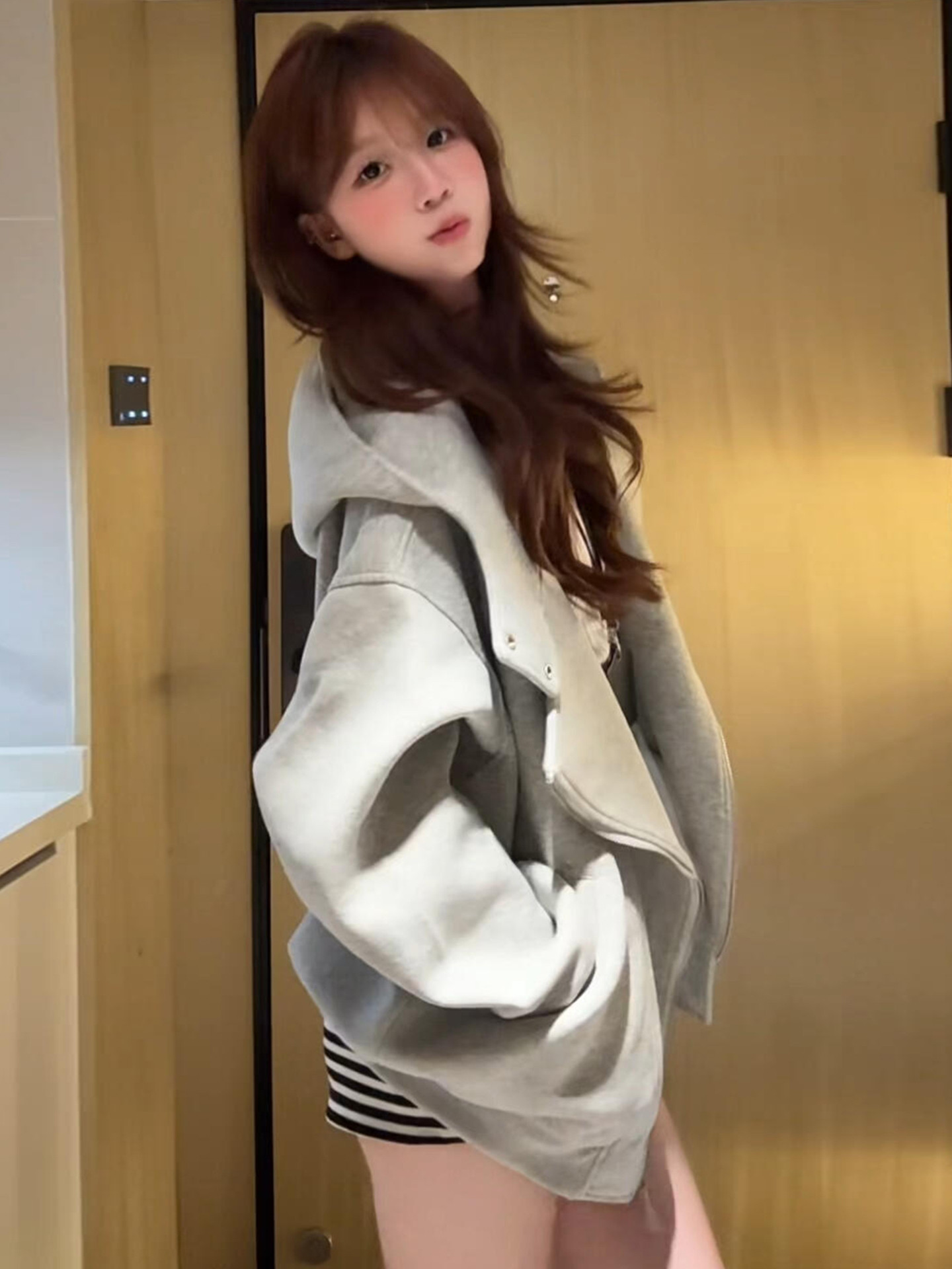 韩系秋季穿搭灰色连帽卫衣外套女2025新款爆款chic别致棒球服上衣