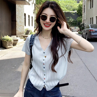 上衣 v领针织短袖 T恤女夏季 穿搭薄款 冰丝设计感蓝色独特漂亮减龄款