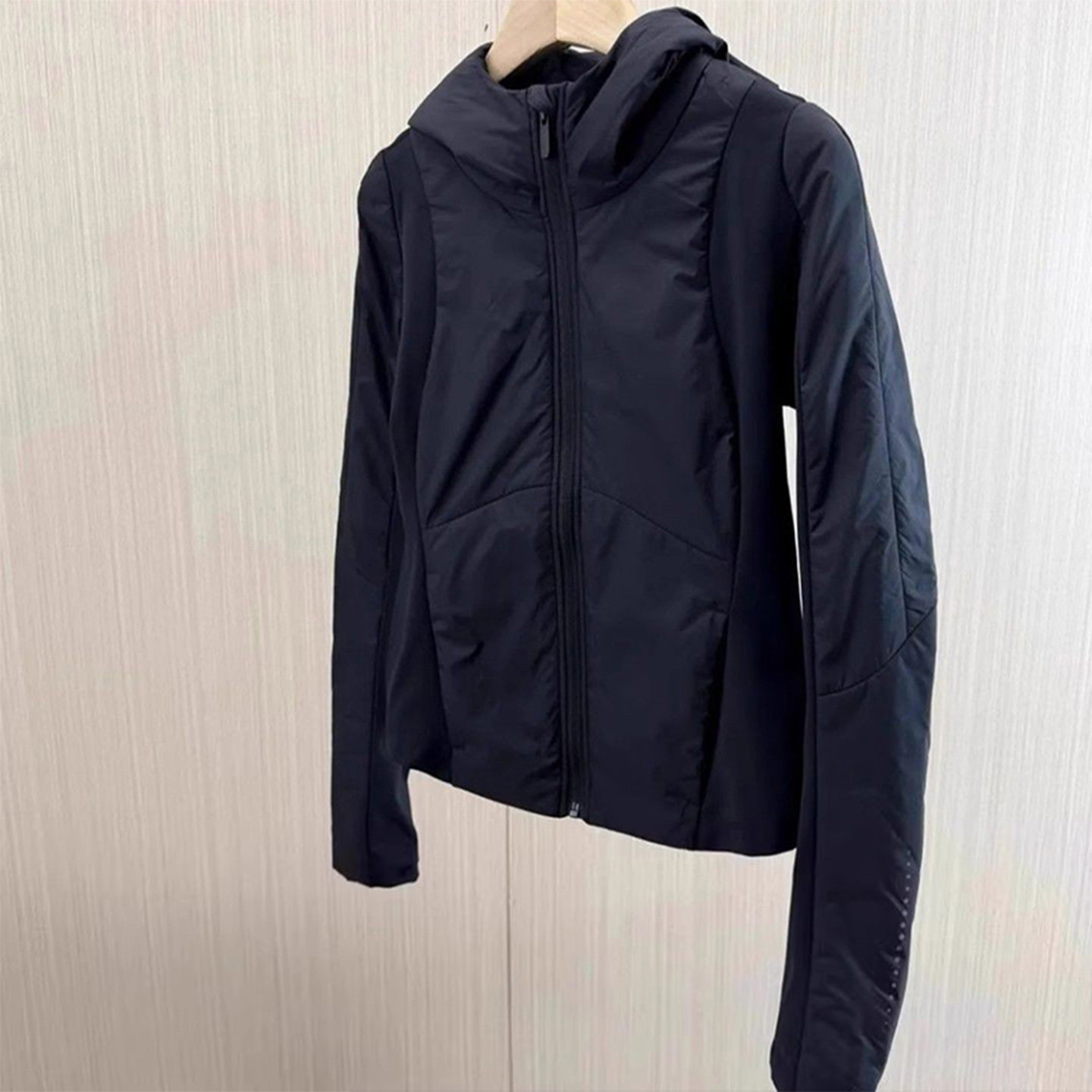 高级感修身连帽冲锋衣外套女2025秋冬新款保暖夹克显瘦夹棉上衣