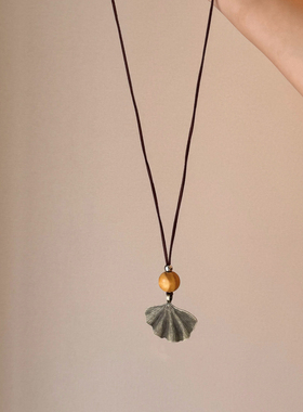 复古做旧银杏叶吊坠项链女款2025新款长款棕编绳毛衣链轻奢高级感