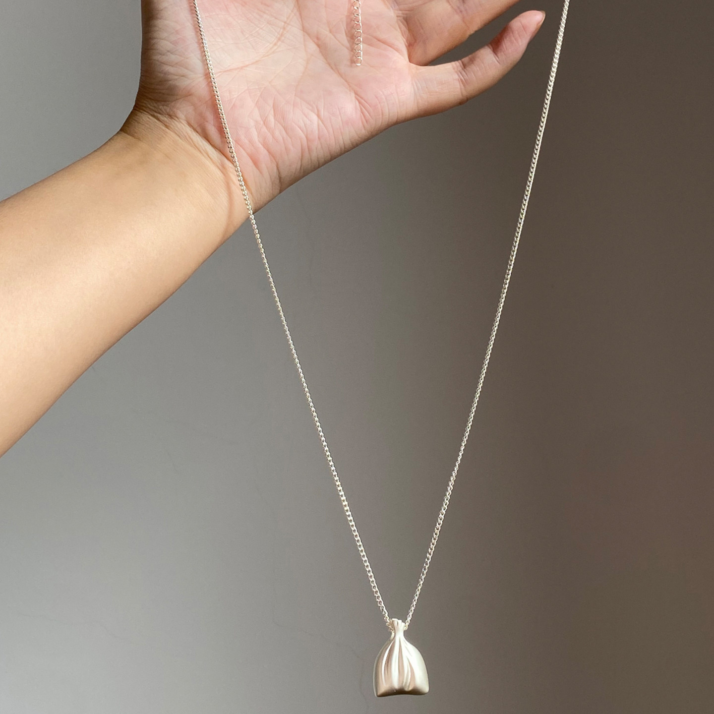 银色拉丝钱袋吊坠项链女款2025新款时尚简约秋冬毛衣链轻奢高级感,饰品/流行首饰/时尚饰品新,项链,淘宝优惠券,粉丝福利购,淘宝优惠卷