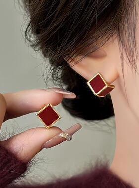 小众独特气质酒红方块耳钉2025年新款爆款秋冬过年耳环轻奢高级感