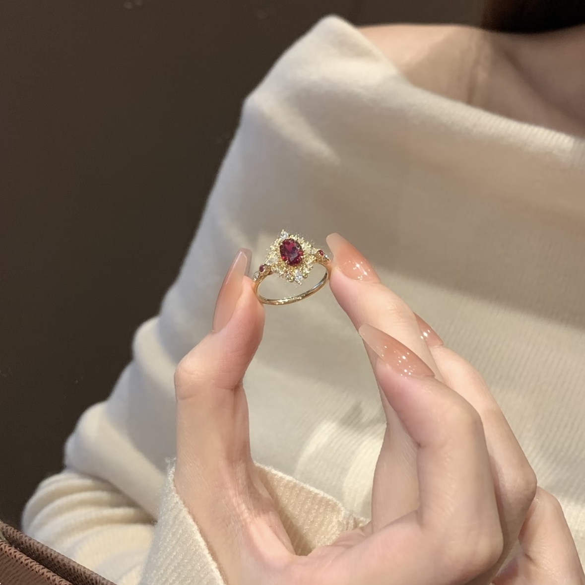 爆闪宫廷风红色鸽子蛋菱形戒指女