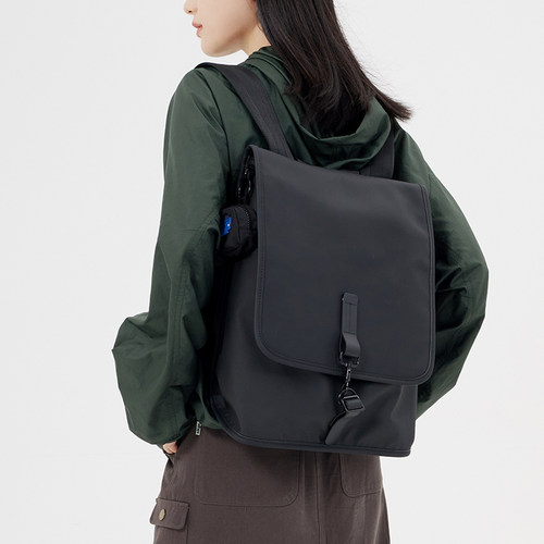 北欧简约休闲风大容量通勤双肩包