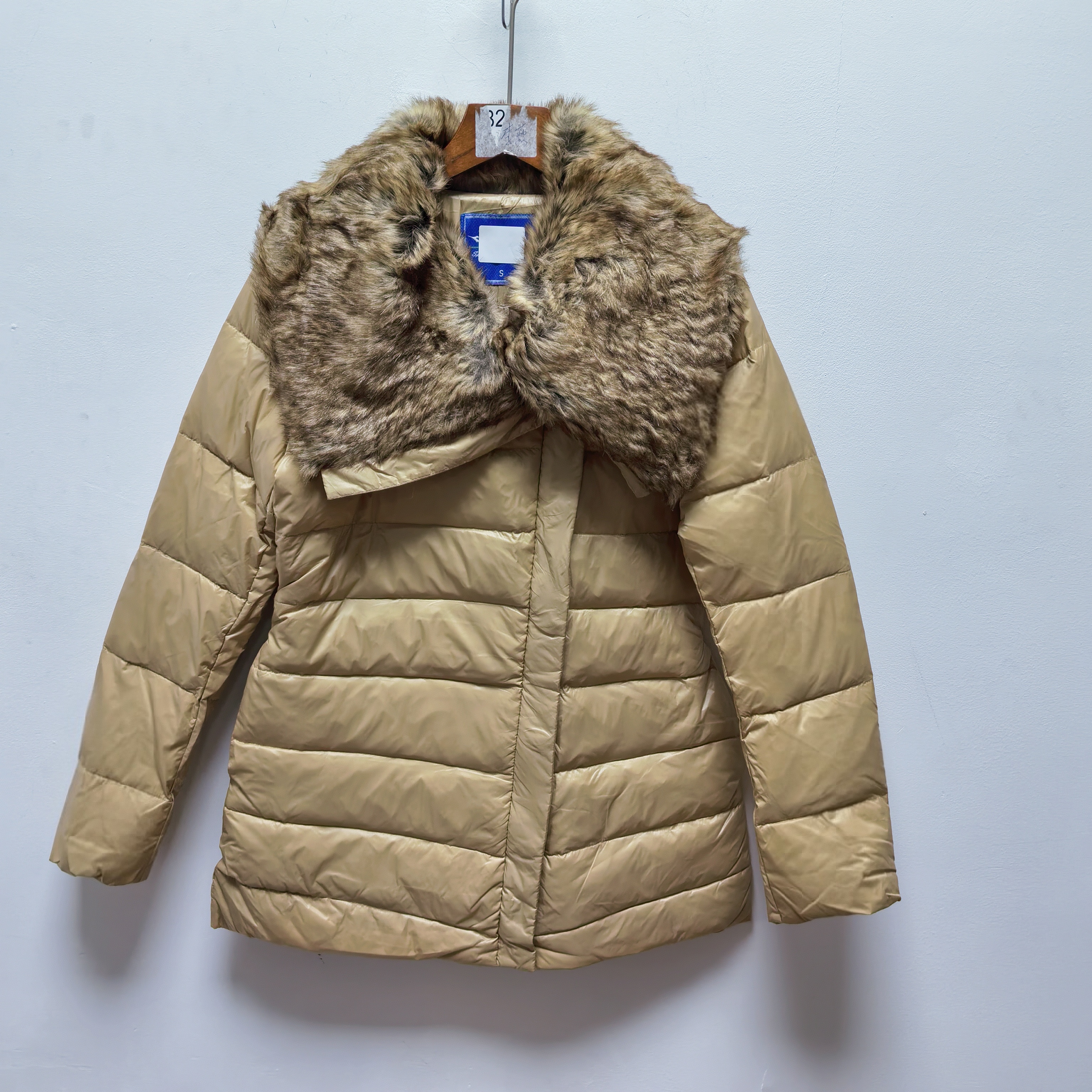 好物推荐【迪】冬季时尚大毛领白鸭绒羽绒服品牌折扣店B734微瑕