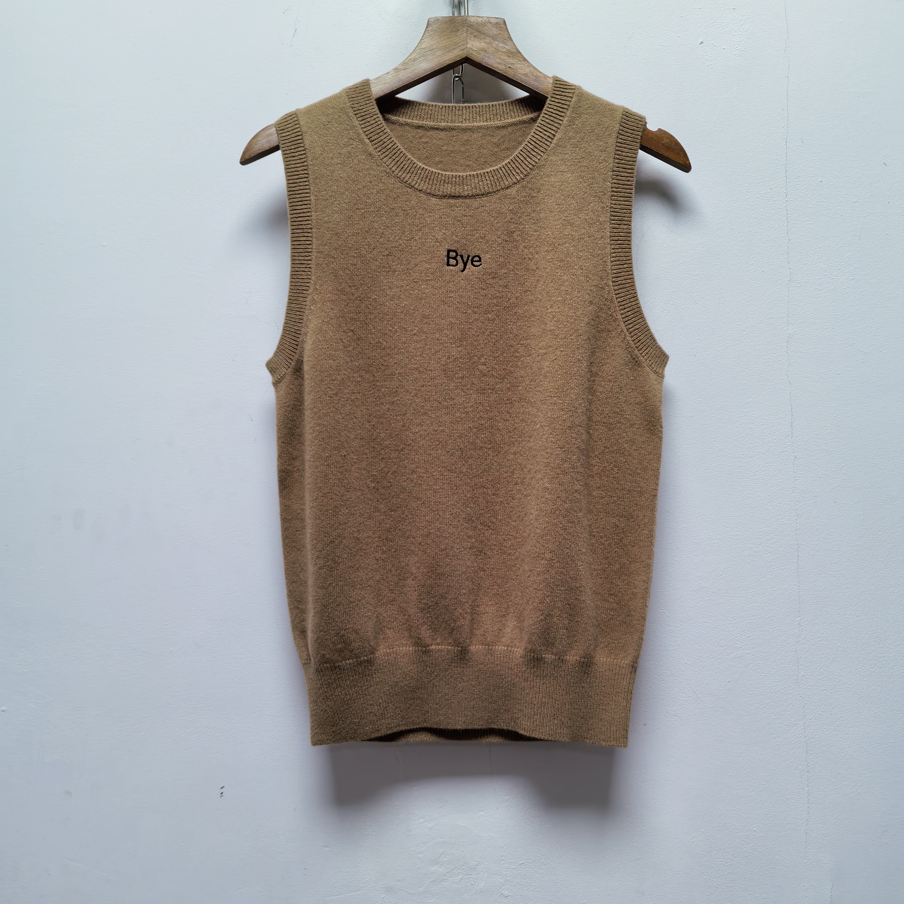 2025秋冬新款浅棕圆领套头针织衫女宽松背心套头打底衫马甲M703