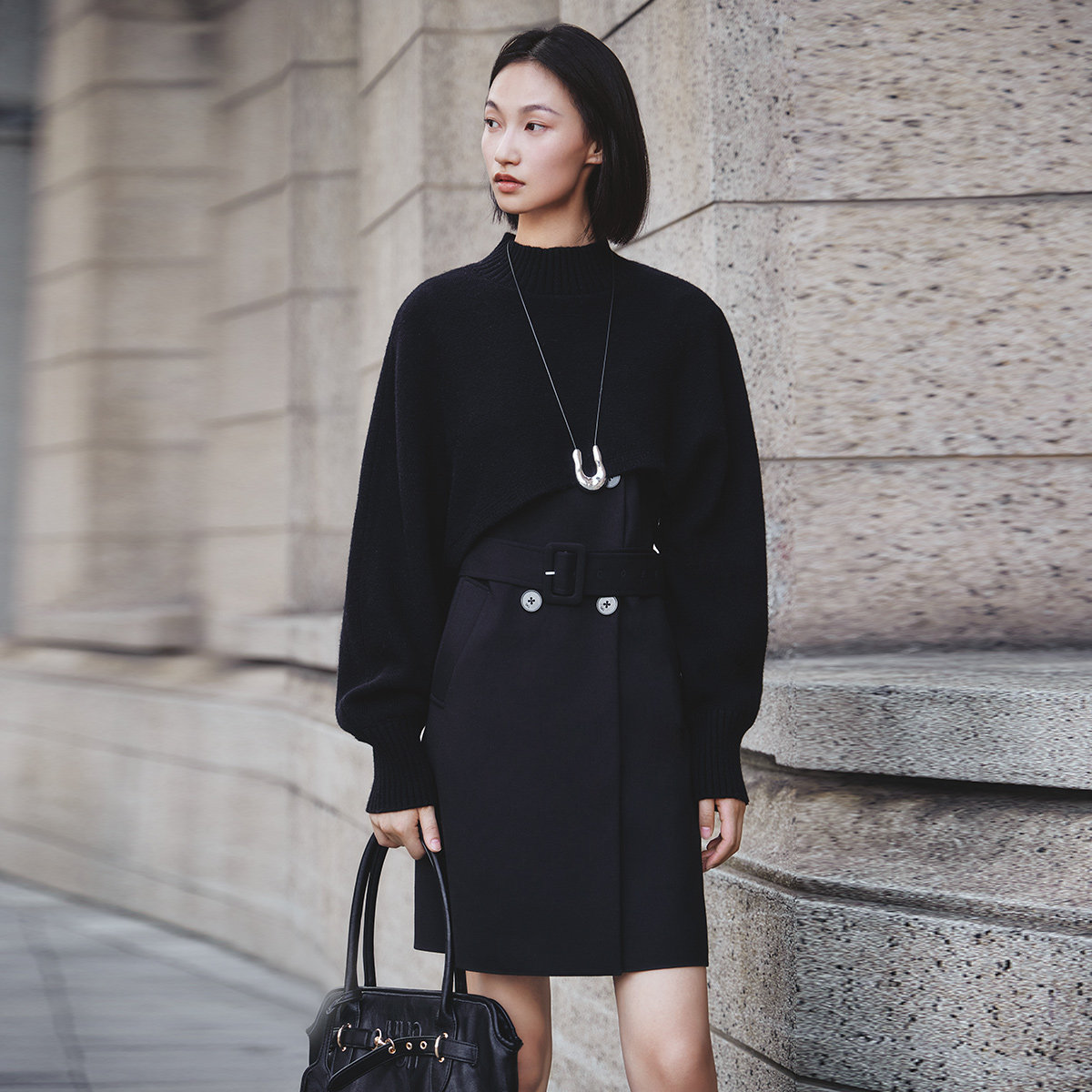 迪卡轩轻熟简约风针织连衣裙女黑色高领收腰中长款气质两件套