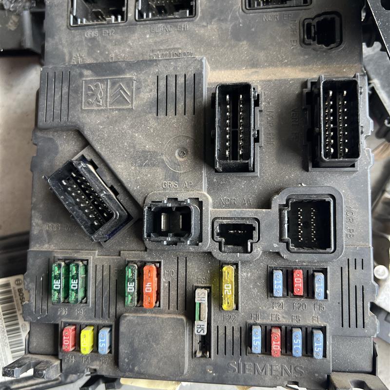 标致307 308世嘉 雪铁龙 凯旋408C2 C5 BSI 车身电脑 智能控制盒