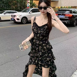 不规则荷叶边碎花吊带裙 度假休闲风时尚 黑色连衣裙女2025夏季 新款