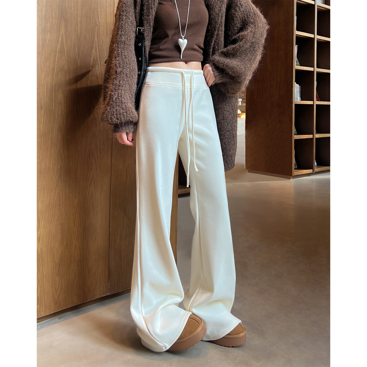 白色羊毛喇叭裤子女秋冬新款加绒加厚糯米瑜伽裤微喇垂感运动卫裤
