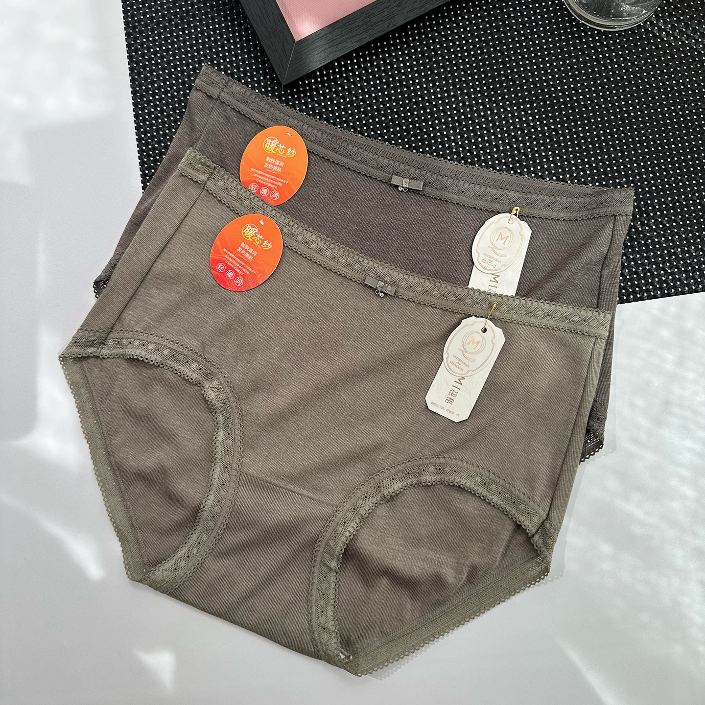 翘秘绵羊毛女士内裤中腰暖芯纱