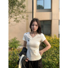 美式辣妹白色刺绣V领短袖女t恤夏季修身显瘦百搭短款正肩纯棉上衣