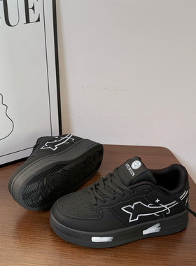 港风原创小众黑色厚底板鞋2025冬季新款百搭学生运动休闲鞋面包鞋