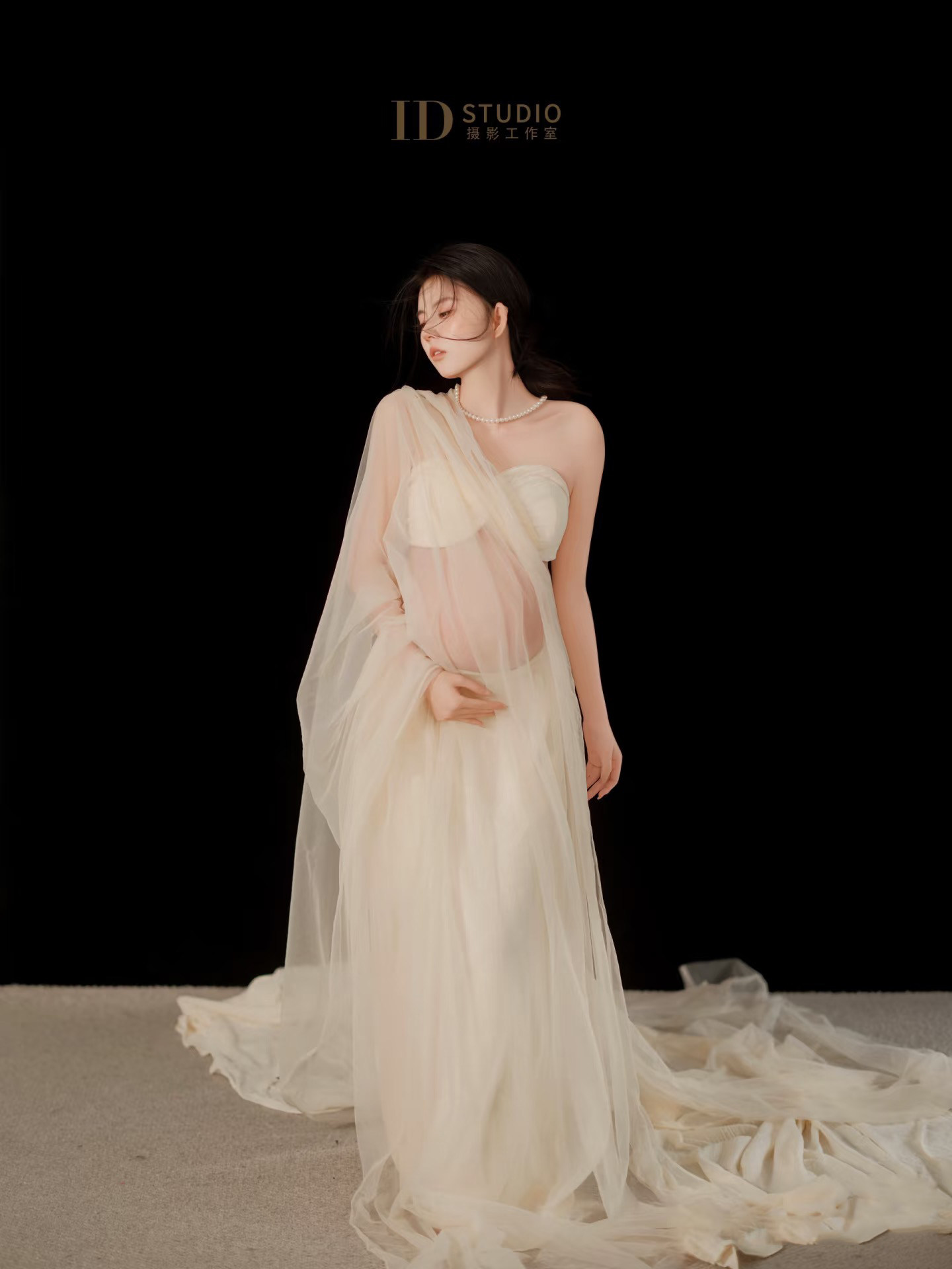 New maternity photo clothing in the photo studio, fashionable and beautiful fresh bandeau dress, pot-bellied pregnant mother, art photo photography clothing